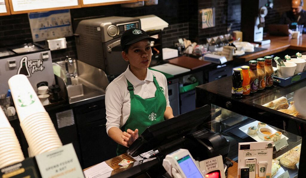 "Es difícil": Starbucks anuncia despidos y cierre de tiendas