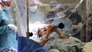 Mujer con Parkinson logra tocar el clarinete con una cirugía cerebral