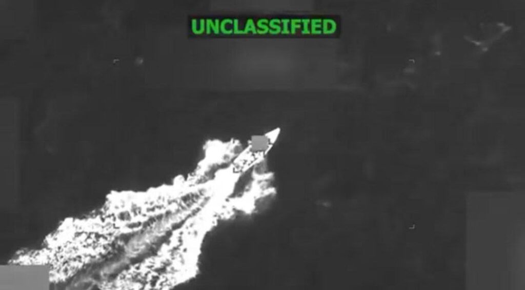 Una grabación aérea en blanco y negro muestra un barco en el Caribe bajo la etiqueta UNCLASSIFIED, tras el ataque de EE. UU. ordenado por Trump.