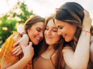 Dar regalos a tus amigos podría ser la clave para vivir más y mejor, según nuevos estudios