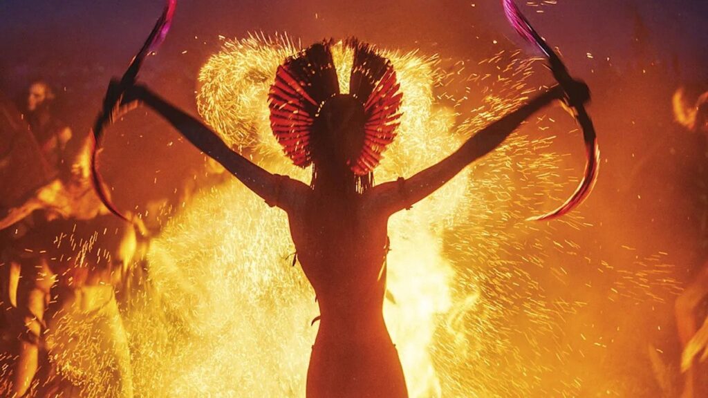 Avatar: Fire and Ash y la visión de James Cameron, entre fuego rojo-naranja y chispas, en una escena de fuerza y poder.