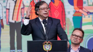 Petro insiste en posible fraude en elecciones de Colombia