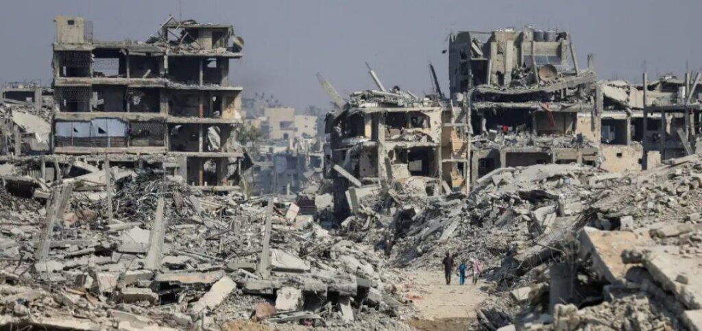 Bombardeos en Gaza tras ataques de Israel: edificios devastados y escombros grises entre Deir al Balah y Jan Yunis, con víctimas civiles.