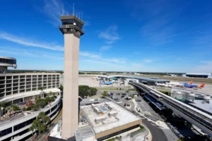 Tampa International Airport bromea sobre prohibir pijamas a los viajeros