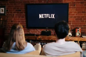Netflix se retira de la compra de Warner Bros. tras oferta superior de Paramount