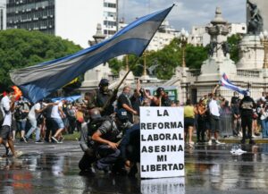 Argentina aprueba el proyecto de reforma laboral a pesar de las protestas 