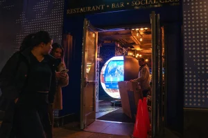 Polymarket abre bar en Washington donde convierten la geopolítica en apuestas en vivo