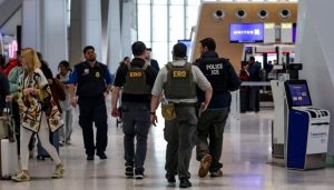 Agentes del ICE se “adueñan” de los aeropuertos más concurridos de EEUU 