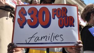 Nueva York evalúa aumentar el salario mínimo a $30 por hora en los próximos años