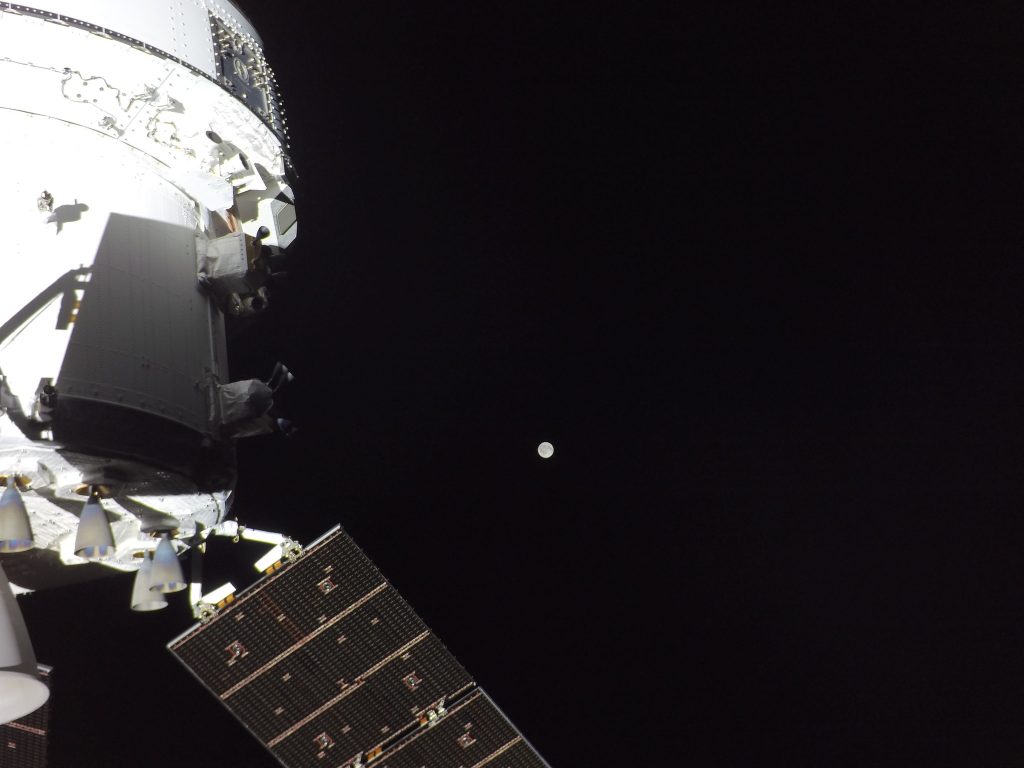 Vista de la Tierra desde una ventana de Orion durante la misión Artemis II rumbo a la Luna.