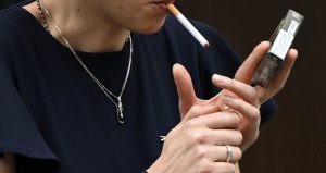 Reino Unido impulsa ley histórica para prohibir el tabaco a futuras generaciones