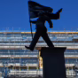 Banksy reaparece en Londres con una enigmática estatua en pleno centro
