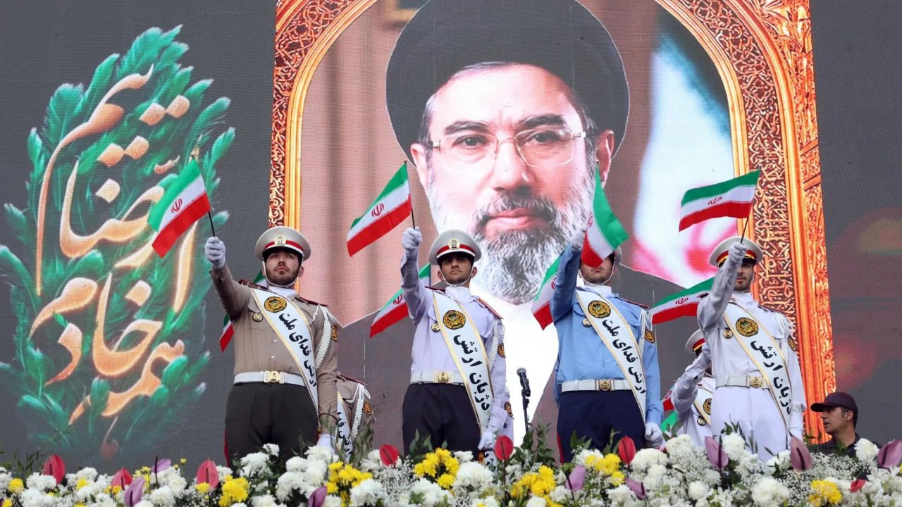 Irán no se “rendirá”: Líder supremo dice que protegerán sus capacidades nucleares y de misiles 
