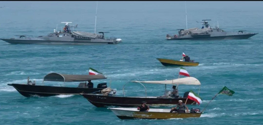 Irán inicia su “venganza”: dispara a tres buques en el estrecho de Ormuz 