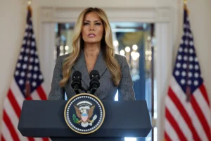 Modelo deportada lanza advertencia pública a Melania Trump