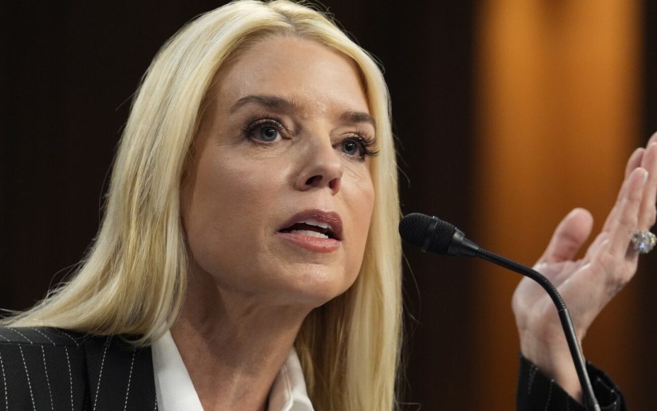 Trump destituye a Pam Bondi como fiscal general de EEUU