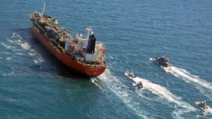 El petróleo se dispara tras intercambio de ataques de EE.UU. e Irán 