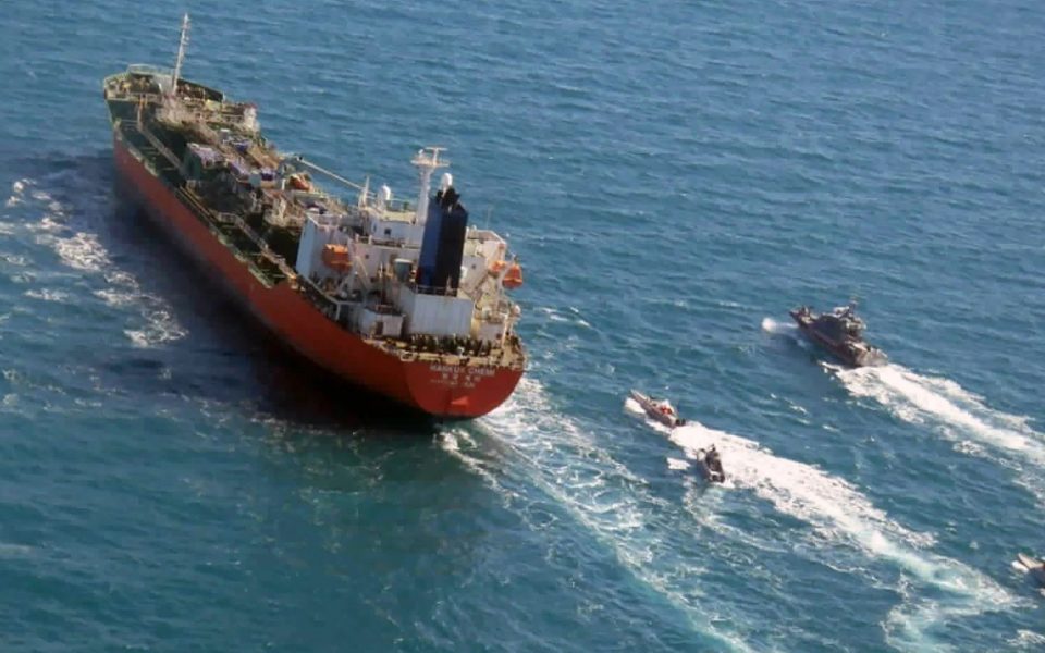 El petróleo se dispara tras intercambio de ataques de EE.UU. e Irán 