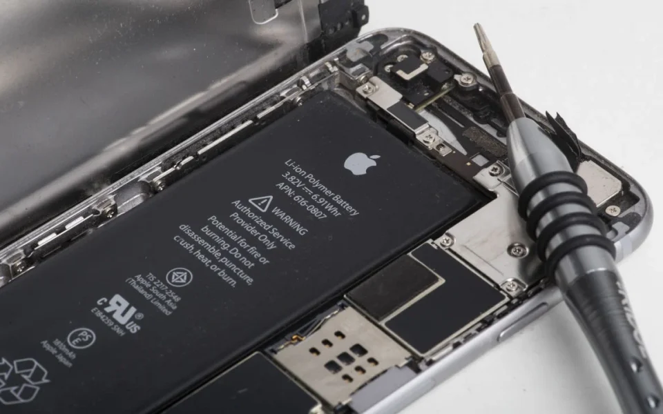 La Unión Europea obligará a celulares con baterías removibles