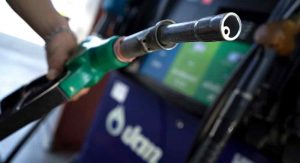 Conductores venezolanos comienzan a sentir los cambios: gasolina premium es más cara y se paga en dólares 