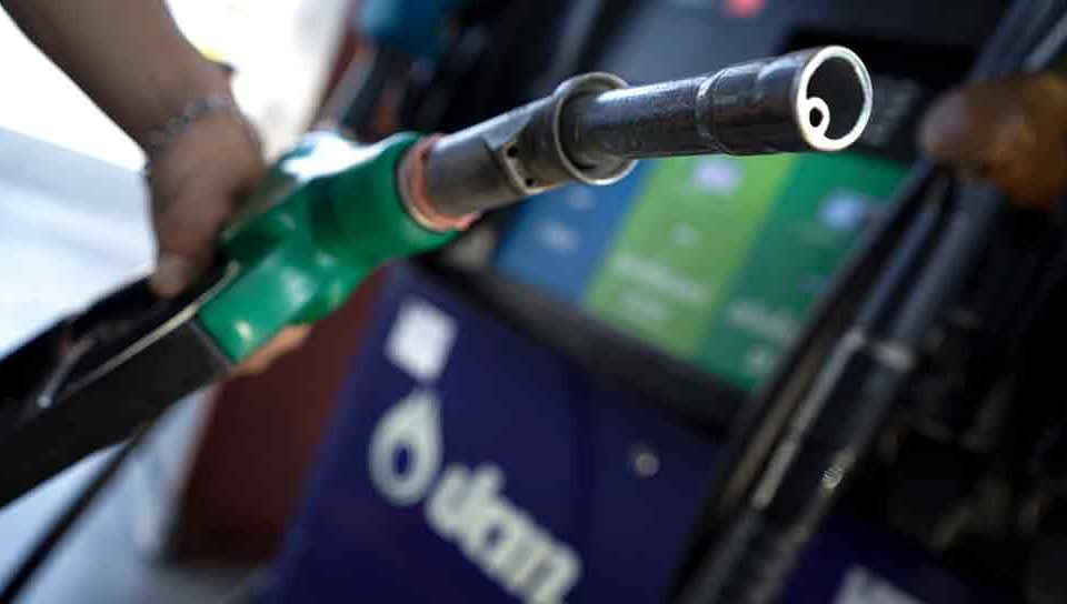 Conductores venezolanos comienzan a sentir los cambios: gasolina premium es más cara y se paga en dólares 