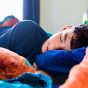 Expertos alertan sobre la falta de sueño en adolescentes y recomiendan limitar el uso del celular