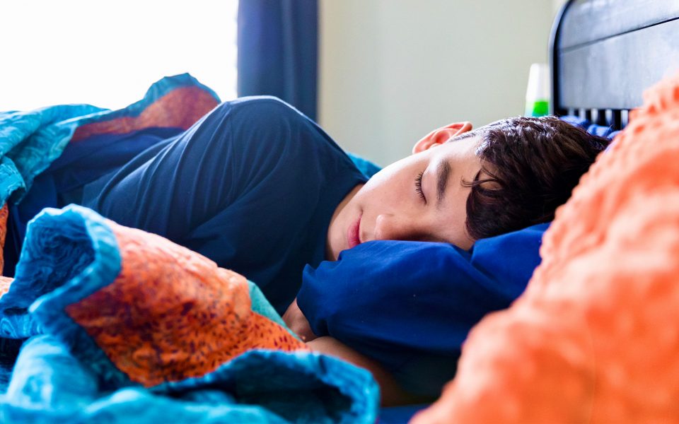 Expertos alertan sobre la falta de sueño en adolescentes y recomiendan limitar el uso del celular