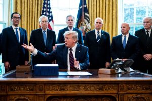 Trump ordena a los bancos revisar el estatus migratorio de sus clientes 