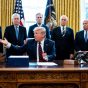 Trump ordena a los bancos revisar el estatus migratorio de sus clientes 