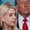 Pam Bondi se niega a hablar del papel de Trump en el caso Epstein