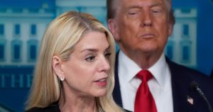 Pam Bondi se niega a hablar del papel de Trump en el caso Epstein