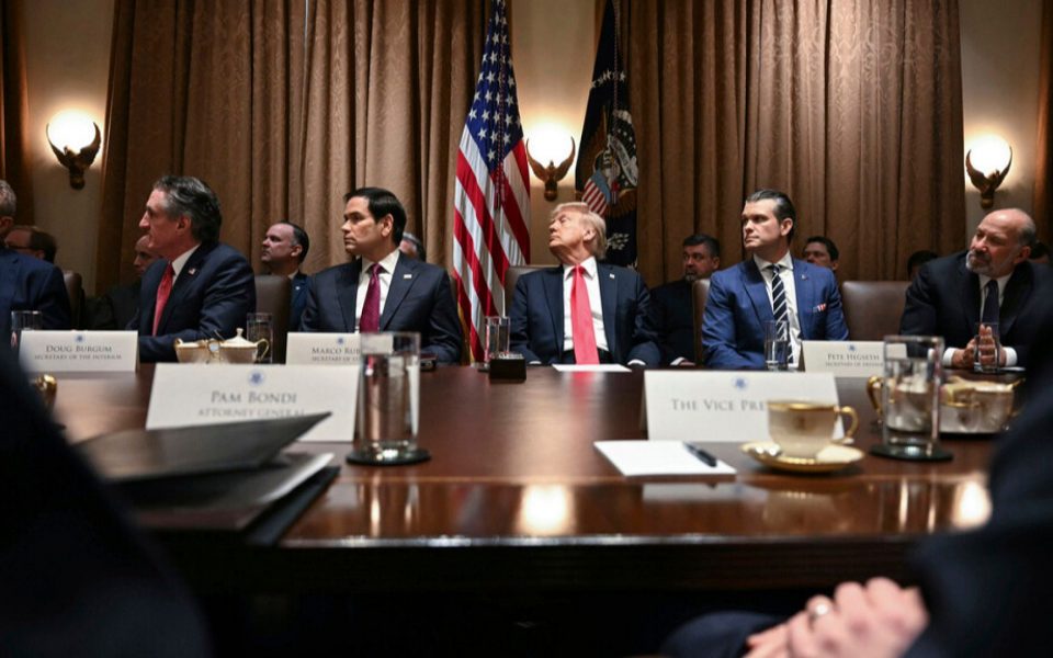 Trump se reúne con su gabinete mientras Irán dice que un nuevo ataque de EE.UU. es improbable