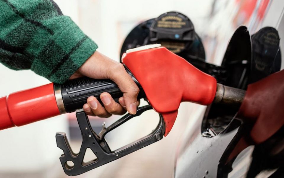 El petróleo cae a su nivel más bajo desde marzo ante la posible reapertura de Ormuz