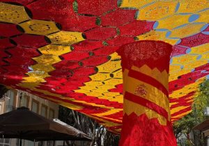 Artesanas mexicanas crean gigantesco techo de crochet para el Mundial