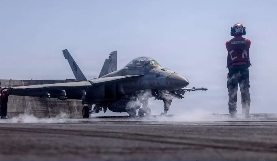 Trump anuncia respuesta de Estados Unidos tras derribo de helicóptero en el estrecho de Ormuz