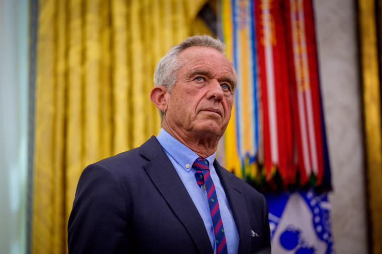 Robert F. Kennedy Jr. aparece en Washington mientras EEUU analiza acceso a historiales médicos para investigar vacunas y autismo en medio del debate sanitario.