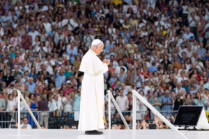 Reportan supuesto encuentro privado entre el papa León XVI y Bad Bunny en Madrid