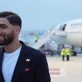 Selección de Irán llevan pines por víctimas de ataque a escuela al llegar a México