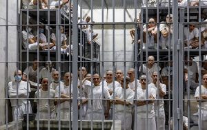 Las megacárceles de Bukele se convirtieron en un modelo para la derecha radical 