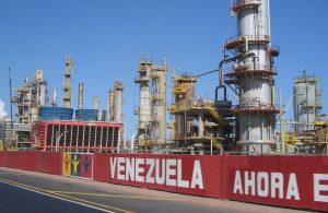 Venezolanos no disfrutan su ansiada nueva bonanza de petróleo a cinco meses del derrocamiento de Maduro 