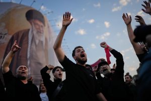 Irán dice “hasta pronto” a su líder supremo: Venganza exigen en el funeral de ayatolá Alí Jamenei